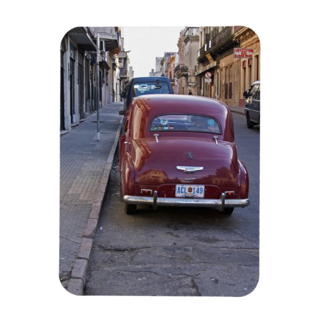 En klassisk röd Peugeot-bil parkerad på gatan Magnet (Vertikal)