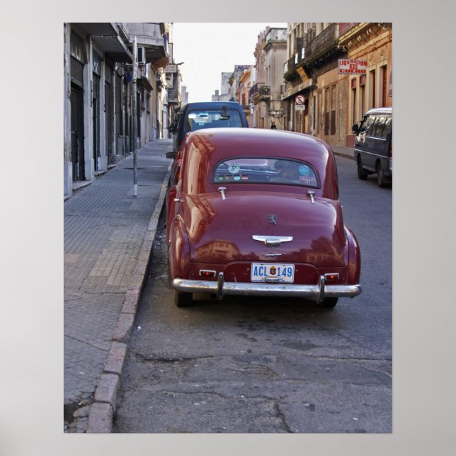 En klassisk röd Peugeot-bil parkerad på gatan Poster (Framsidan)