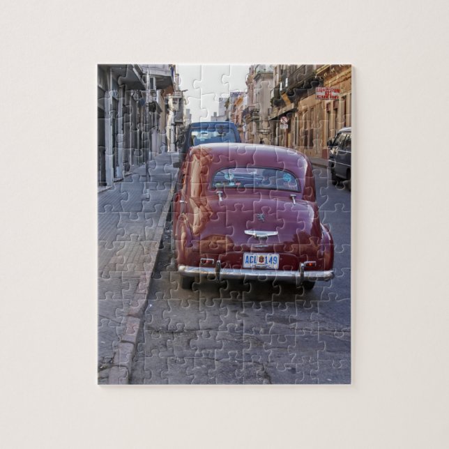 En klassisk röd Peugeot-bil parkerad på gatan Pussel (Vertikal)