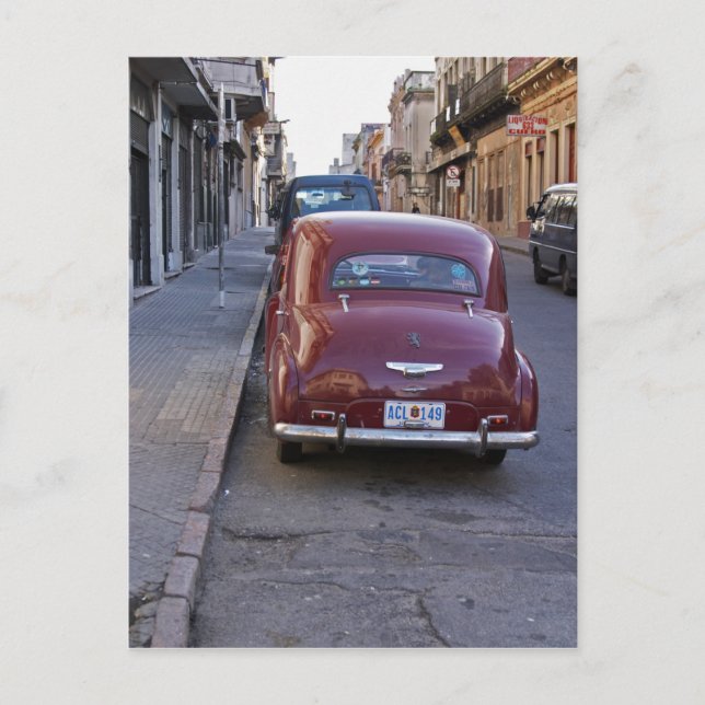 En klassisk röd Peugeot-bil parkerad på gatan Vykort (Framsida)