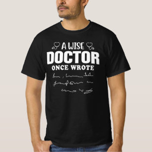 En klok läkare skrev en gång ett roligt citat t shirt