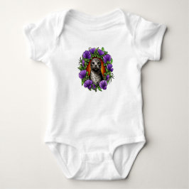 En knubbsäl omgiven av en krans av violetta blommo t shirt