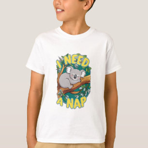 En koala sover på träd med "Jag behöver en Nap." T Shirt