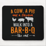 En kon A Gris och en kyckling går in i Bbq Byrbecu Musmatta<br><div class="desc">En kon A Gris och en kyckling går in i Bbq Byrbecue</div>