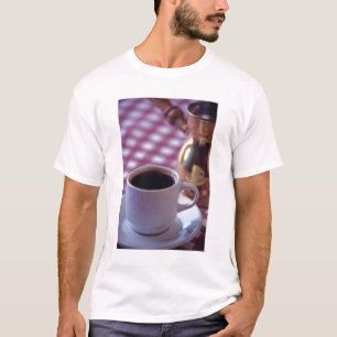 En kopp av arabisk kaffe. Syrien. Mitten T Shirt