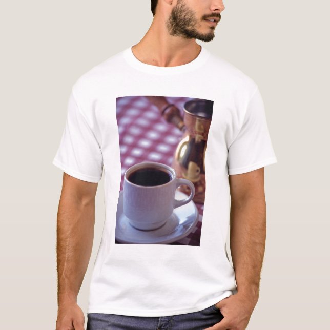 En kopp av arabisk kaffe. Syrien. Mitten T Shirt (Framsida)
