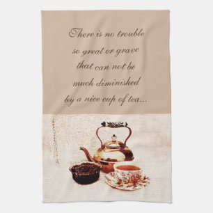 En kopp av tea och sylt med citationstecken kökshandduk
