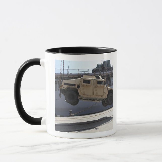 En kran hiss och M998 Humvee Mugg (Vänster)
