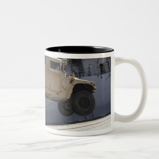 En kran hiss och M998 Humvee Två-Tonad Mugg (Höger)