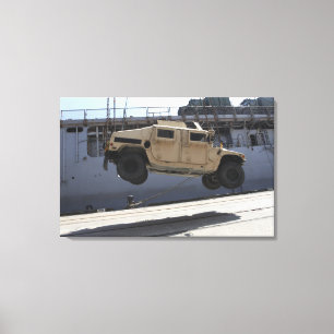 En kran lyfter en M998 Humvee Canvastryck
