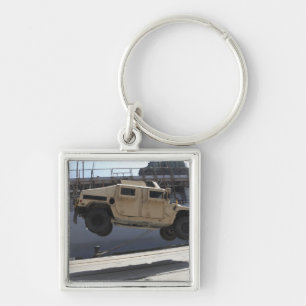 En kran lyfter en M998 Humvee Fyrkantig Silverfärgad Nyckelring