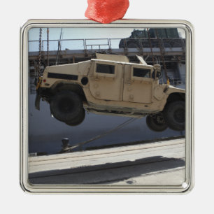 En kran lyfter en M998 Humvee Julgransprydnad Metall