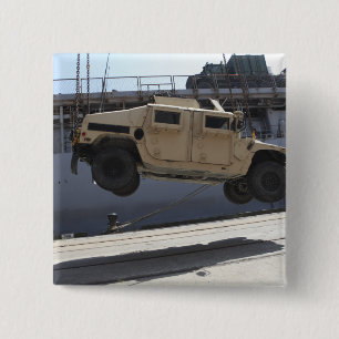 En kran lyfter en M998 Humvee Knapp