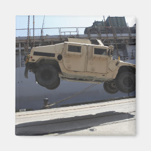 En kran lyfter en M998 Humvee Magnet