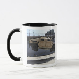 En kran lyfter en M998 Humvee Mugg