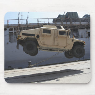 En kran lyfter en M998 Humvee Musmatta
