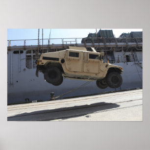 En kran lyfter en M998 Humvee Poster