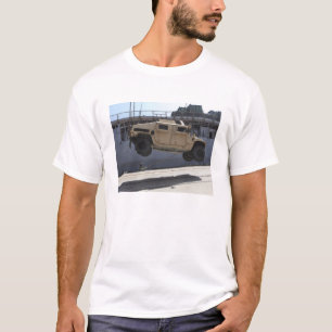 En kran lyfter en M998 Humvee Tee