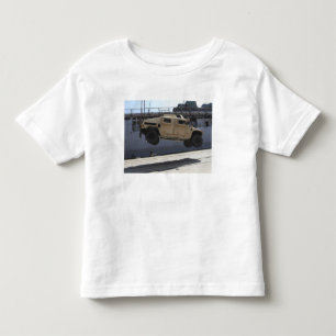 En kran lyfter en M998 Humvee Tee Shirt