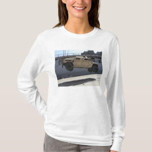 En kran lyfter en M998 Humvee Tee Shirt
