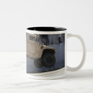 En kran lyfter en M998 Humvee Två-Tonad Mugg