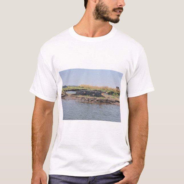 En krokodilkylning nära Zambezafloden. T Shirt (Framsida)
