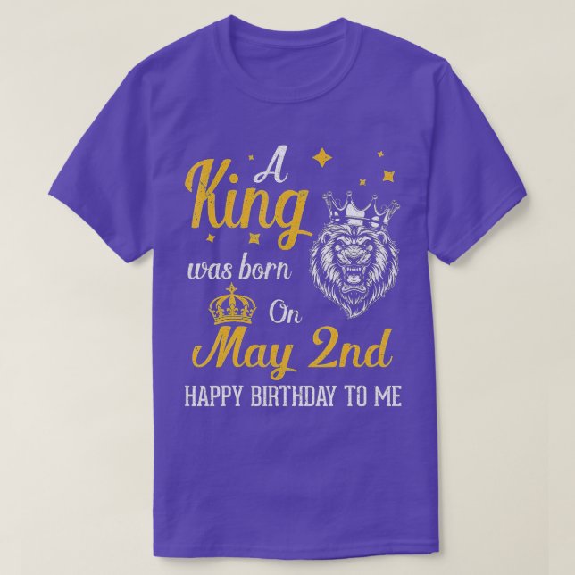 En Kung föddes den 2 maj Grattis på födelsedagen t Shirt (Design framsida)