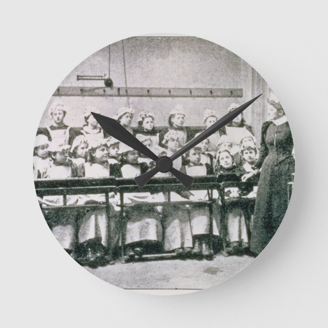 En kurs i hemkunskap (b&wfotoet) rund klocka (Framsida)