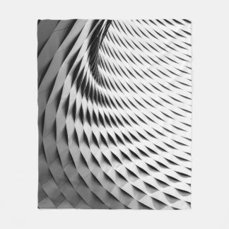 EN KURVAD FACADE SOM TÄCKS I VITA LATTICEARBETE FLEECEFILT