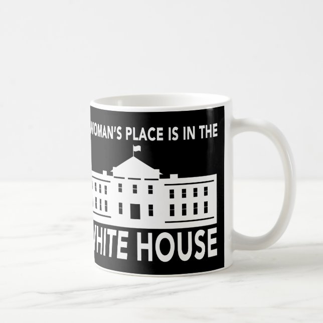 "EN KVINNA ÄR STÄLLE I VITA HUSET ", KAFFEMUGG (Höger)