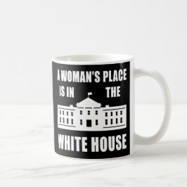 "EN KVINNA ÄR STÄLLE I VITA HUSET ", KAFFEMUGG