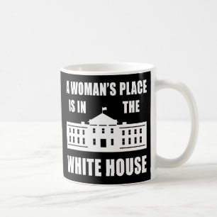 "EN KVINNA ÄR STÄLLE I VITA HUSET ", KAFFEMUGG