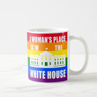 "EN KVINNA ÄR STÄLLE I VITA HUSET ", KAFFEMUGG