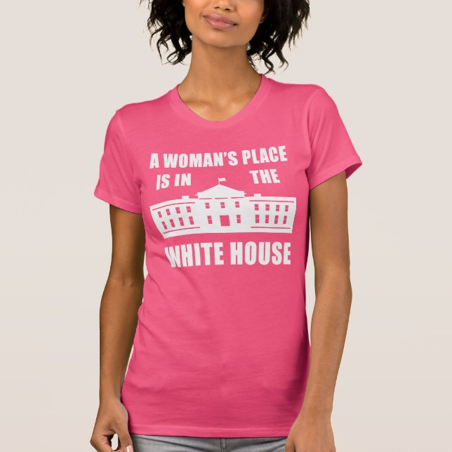 "EN KVINNA ÄR STÄLLE I VITA HUSET ", TEE SHIRT (Framsida)