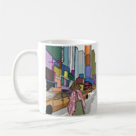 En kvinna går ner på en bustig stadsgata. kaffemugg