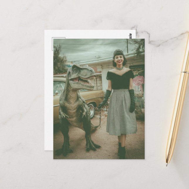 En kvinna går sitt husdjur T-Rex Vykort (Fram/Back In Situ)