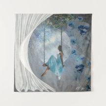 En kvinna i blå klänning på en sväng