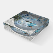 En kvinna i blå klänning på en sväng