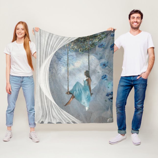 En kvinna i blå klänning på en sväng fleecefilt (På plats)