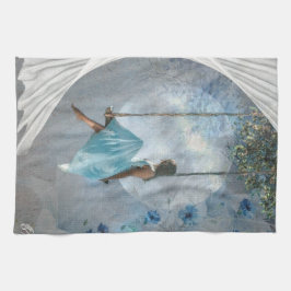 En kvinna i blå klänning på en sväng kökshandduk