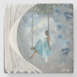 En kvinna i blå klänning på en sväng stenunderlägg