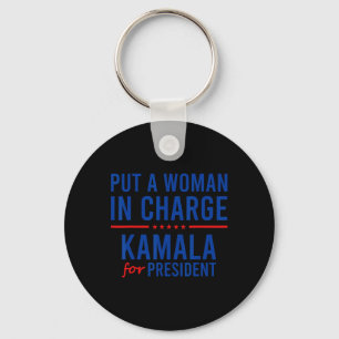 En kvinna i Charge Kamala Harris Demokrat Nyckelring