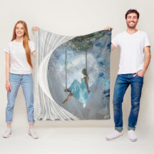 En kvinna i en blå klänning på en gunga 