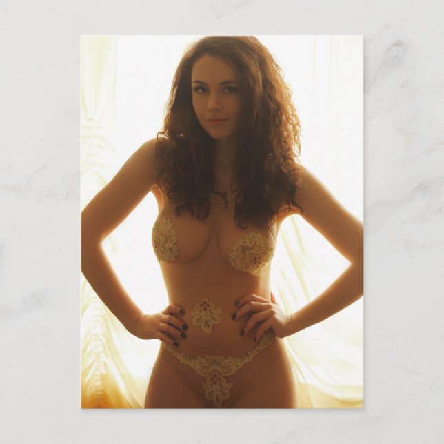 En kvinna i Flesh Färgad Bodykosti med Embroidery Vykort (Framsida)