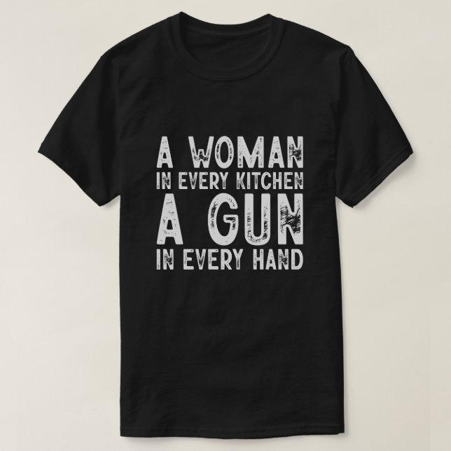 En kvinna i varje kök en gun i varje hand t shirt (Design framsida)