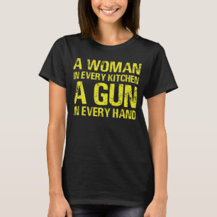 En kvinna i varje kök en gun i varje hand t shirt