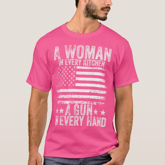 En Kvinna I Varje Kök En Pistol I Varje Hand Ameri T Shirt (Framsida)
