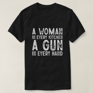 En Kvinna I Varje Kök En Pistol I Varje Hand T Shirt