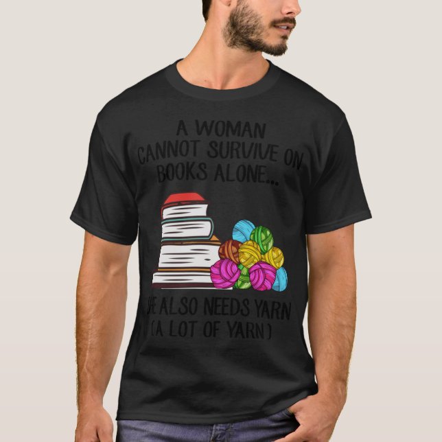En kvinna kan inte överleva på bara böcker, hon be t shirt (Framsida)