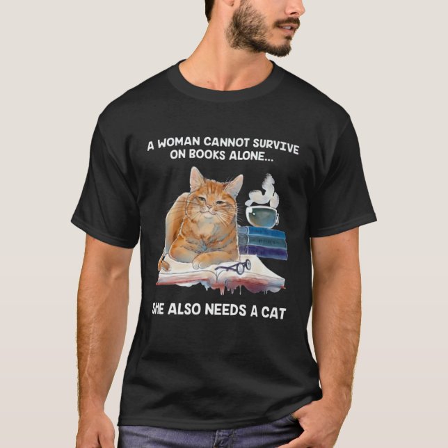 En kvinna kan inte överleva på bara böcker hon beh t shirt (Framsida)